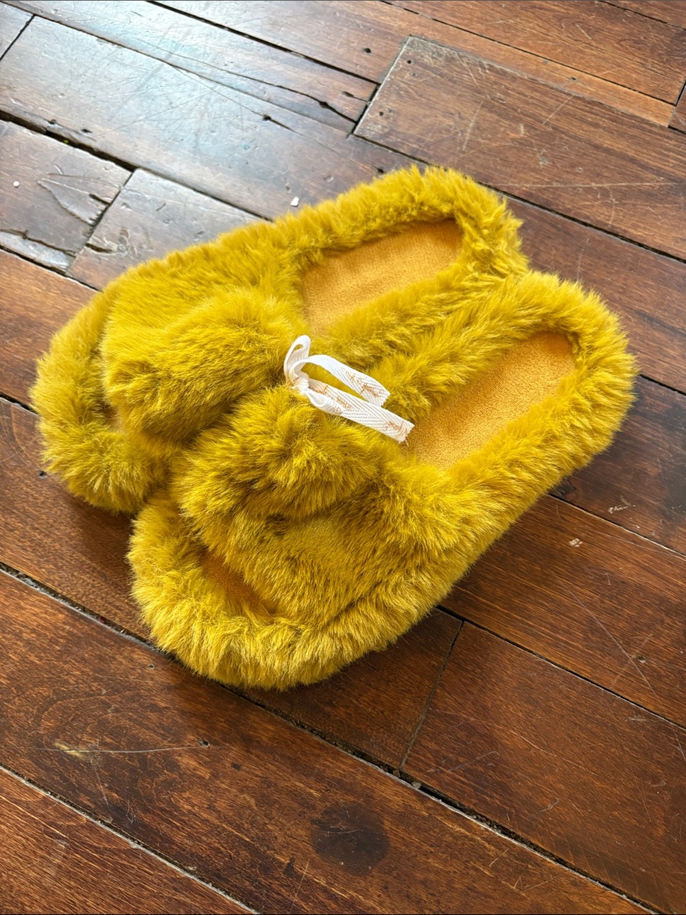 Faux Fur Slip-On Slippers in Mustard Yellow Size 7/8